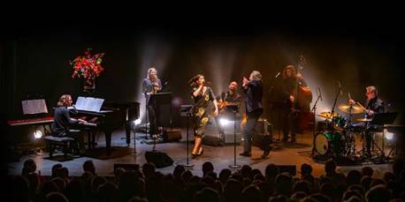 Afbeelding met concert, muziekinstrument, optreden, muziek

Door AI gegenereerde inhoud is mogelijk onjuist.