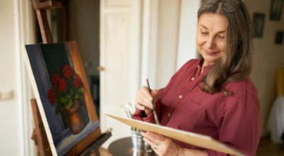 Expressieve Senior Vrouw Poseren Binnen