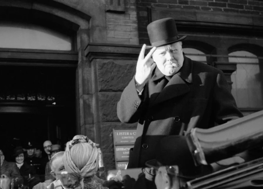 Churchill Brengt Het V Teken