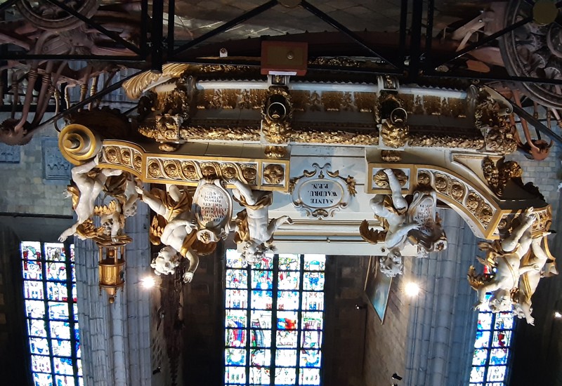 Gouden koets in de kerk van Mons