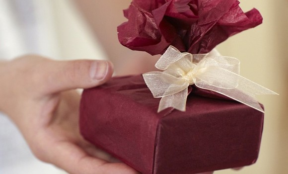 Gift 687263 1280 (1)