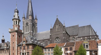 Het Stadhuis Met Belfort En De Sint Vincentiuskerk Te Eeklo 374839 Onroerenderfgoed