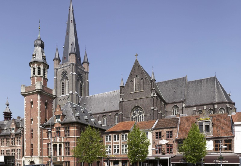Het Stadhuis Met Belfort En De Sint Vincentiuskerk Te Eeklo 374839 Onroerenderfgoed